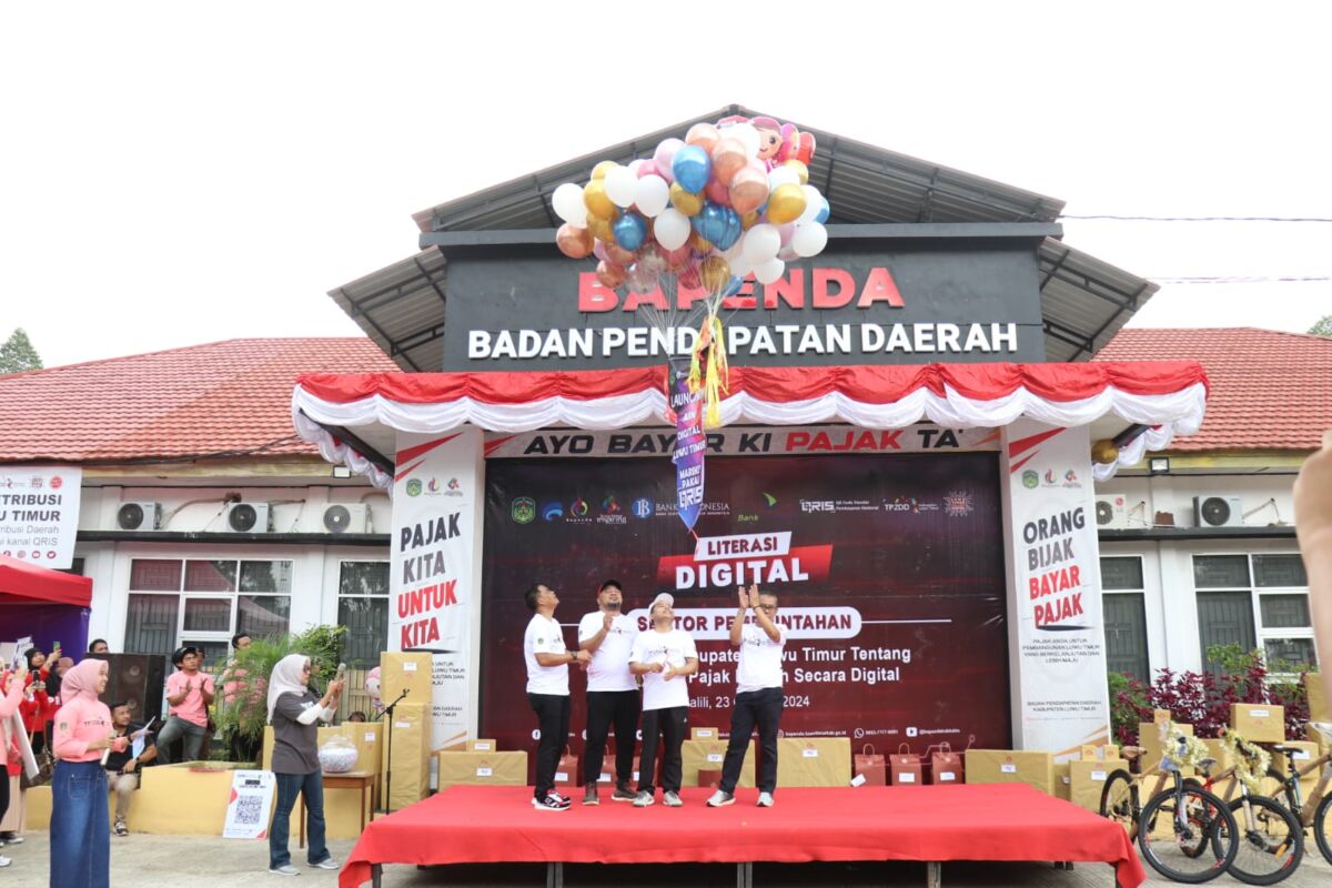 LAUNCHING -- Pjs Bupati Luwu Timur, Jayadi Nas melaunching Program ASN Digital untuk transasksi pajak daerah retribusi daerah lingkup Pemerintahan Kabupaten Luwu Timur, di halaman Kantor Badan Pendapatan Daerah, Rabu (23/10).