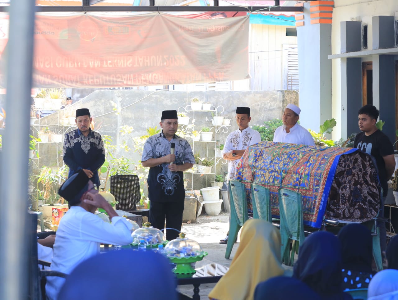 LEPAS -- Pjs Bupati Luwu Timur, Jayadi Nas melepas jenazah almarhumah Hj Ramlah, istri Sekretaris Badan Kepegawaian dan Pengembangan Sumber Daya Manusia (BKPSDM) Luwu Timur, Alimuddin Bachtiar untuk dimakamkan 