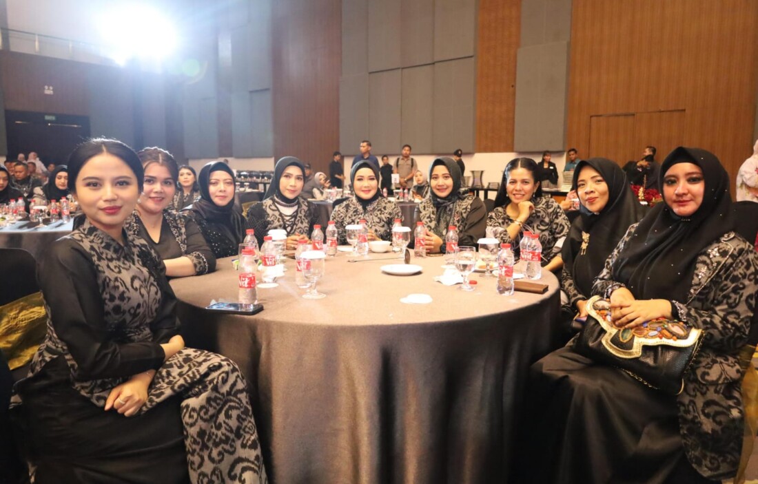 PESERTA -- Para peserta Lokakarya Design Thinking untuk kemitraan Balai Latihan Kerja (BLK) foto bersama usai kegiatan di Balroom Hotel Ibis Kota Makassar baru-baru ini. 
