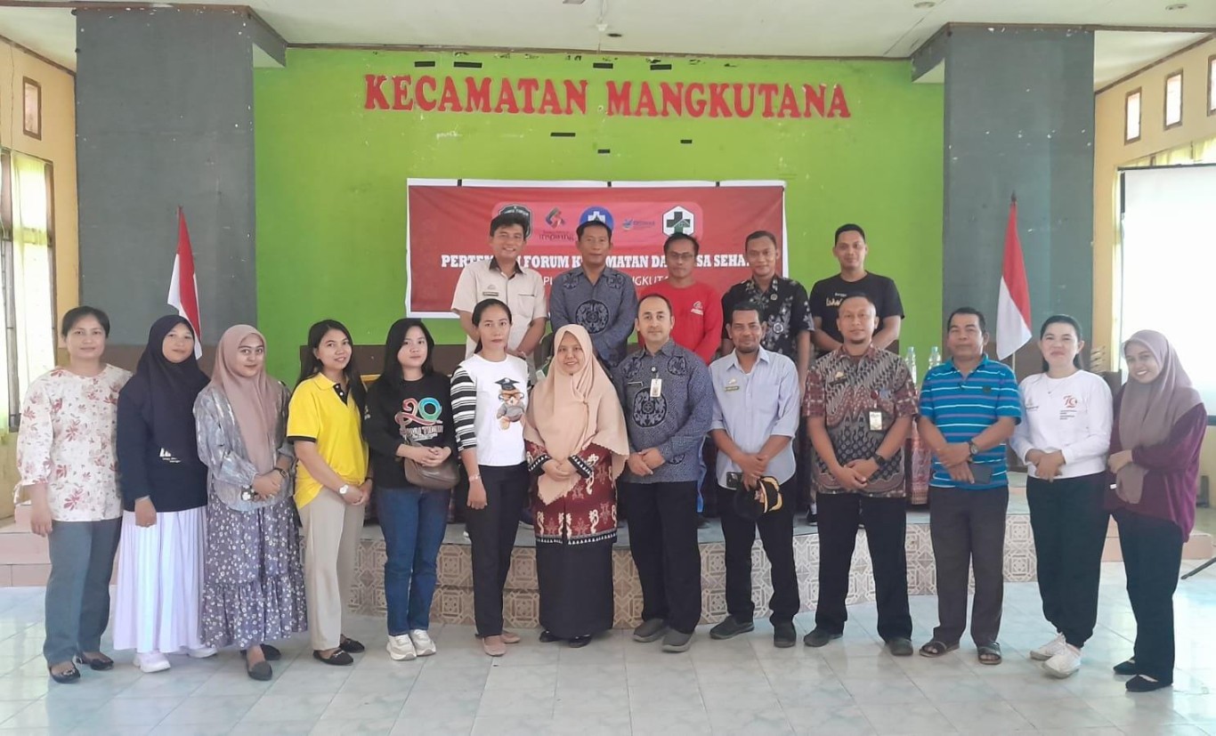PERTEMUAN -- Kecamatan Mangkutana menggelar Pertemuan Forum Kecamatan dan Desa Sehat yang dirangkaikan sosialisasi dokumen KKS, di Gedung Serbaguna Mangkutana belum lama ini. 
