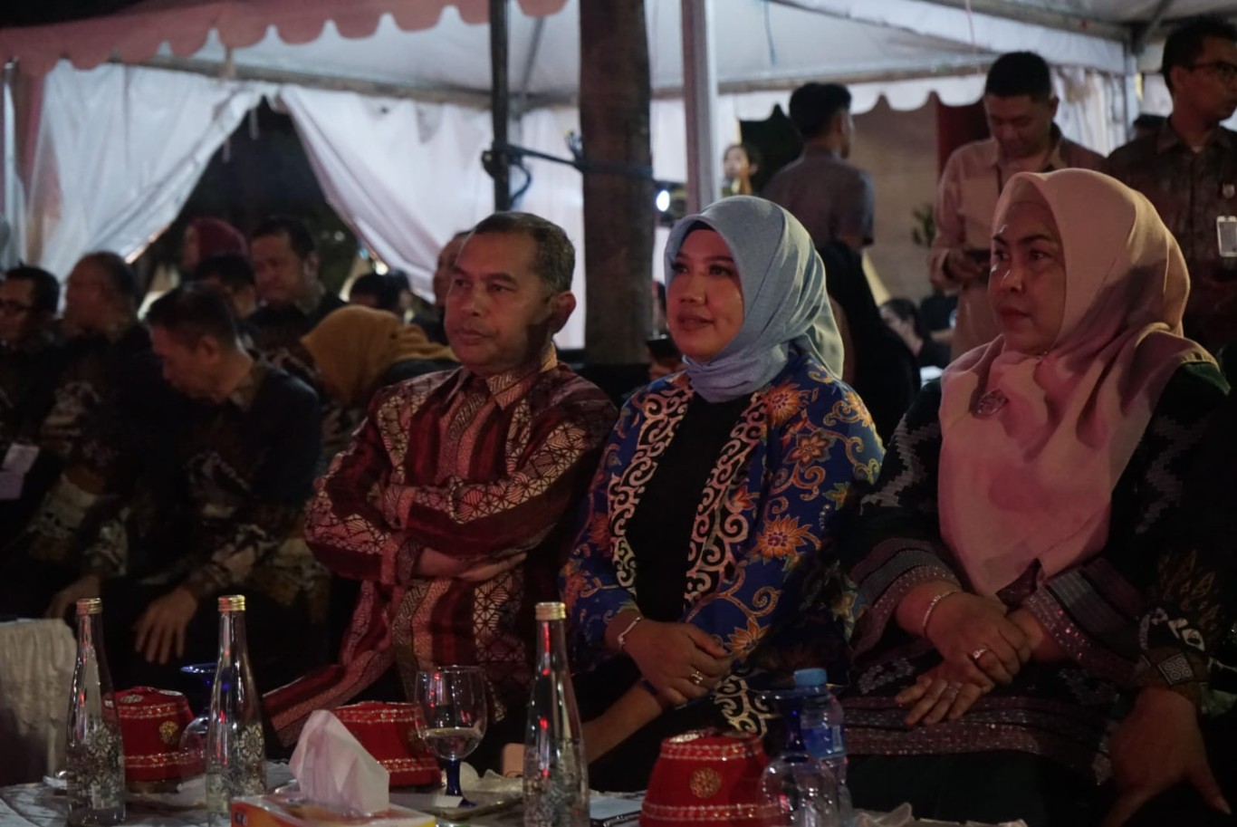 PENUTUPAN -- Pjs Bupati Luwu Timur, Jayadi Nas didampingi Pjs Ketua TP PKK Lutim, Nasrah Jayadi Nas menghadiri penutupan rangkaian peringatan HUT Sulsel ke-355, di Anjungan City Of Makassar, Sabtu (19/10).