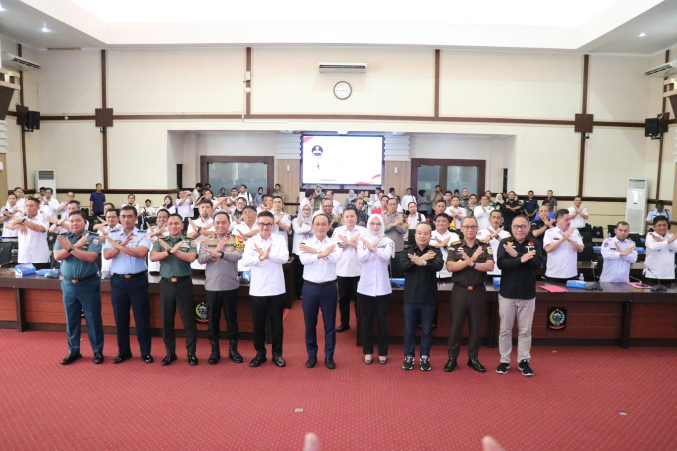 RAKOR -- Pjs Bupati Luwu Timur Jayadi Nas foto bersama usai menghadiri Rapat Forum Koordinasi Pimpinan Daerah (Forkopimda) Sulsel yang dipimpin Pj Gubernur Sulsel, Prof Zudan Arif Fakrulloh di Ruang Rapat Pimpinan Kantor Gubernur Sulsel, Rabu (9/10).