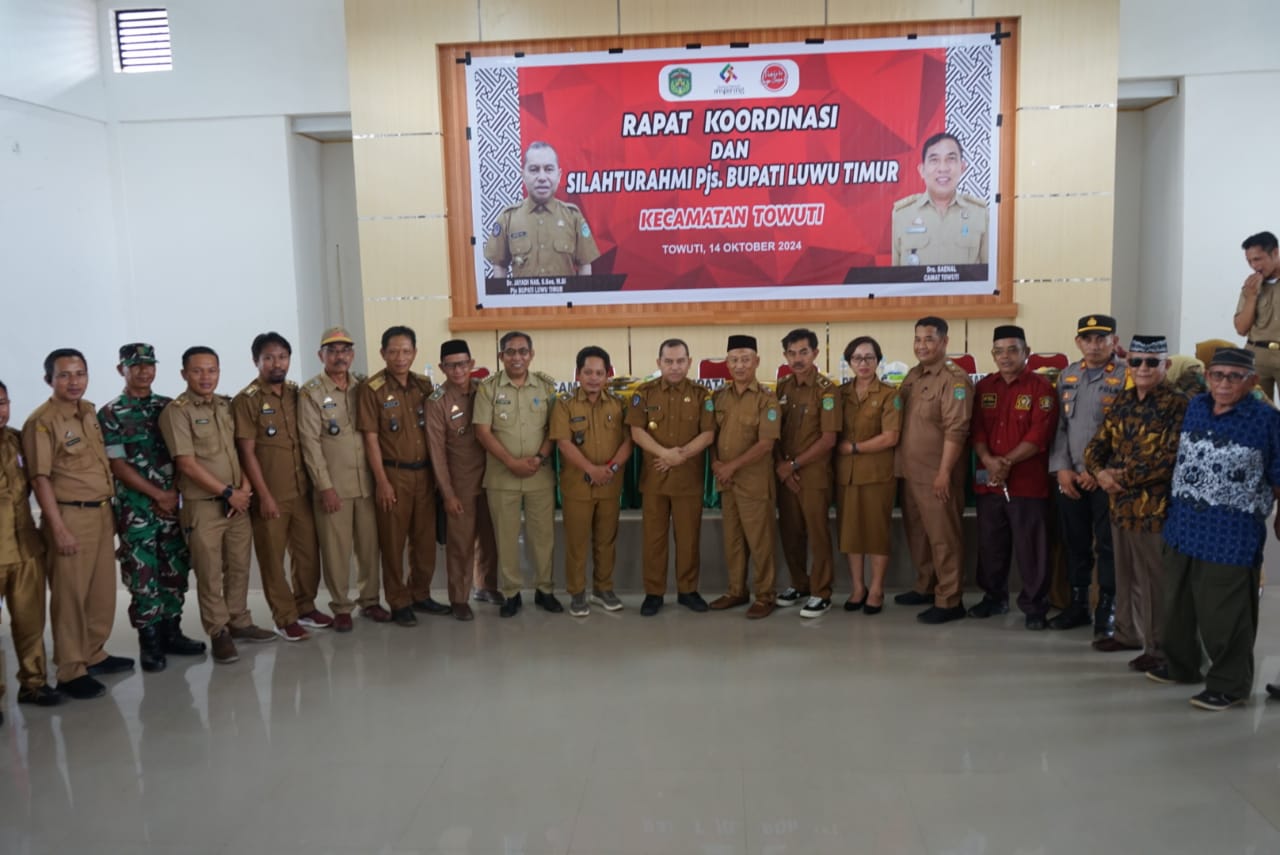 RAKOR -- Pjs Bupati Luwu Timur, Jayadi Nas foto bersama usai memimpin Rakor Forum Koordinasi Pimpinan Kecamatan (Forkopimcam) di Kecamatan Nuha dan Towuti, Senin (14/10).
