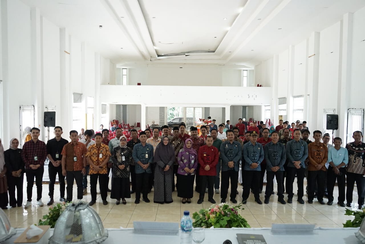 RAPAT --  Pjs Bupati Luwu Timur, Jayadi Nas foto bersama usai menghadiri rapat KSO Peningkatan Coverage Kepesertaan BPJS Ketenagakerjaan melalui Ekosistem Desa Bersama Pemkab Luwu Timur di Aula Simpurusiang Malili, Jumat (11/10).
