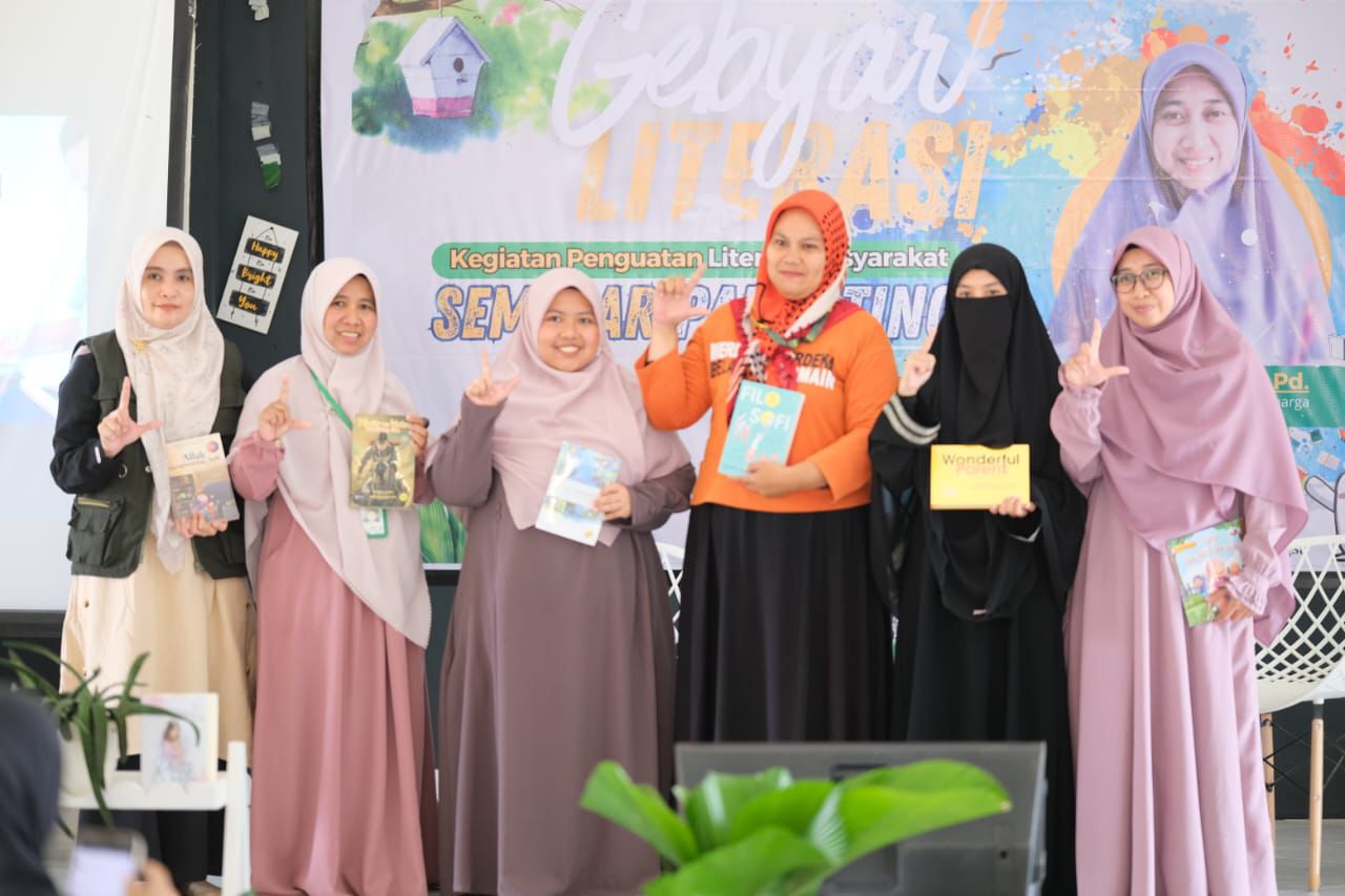 SEMINAR -- Pegiat Literasi Towuti sebagai pelaksana Banpem dari Badan Bahasa Kemendikbud Riset dan Tehnologi menggelar seminar parenting di Aula Gedung SMP 1 Towuti baru-baru ini.
