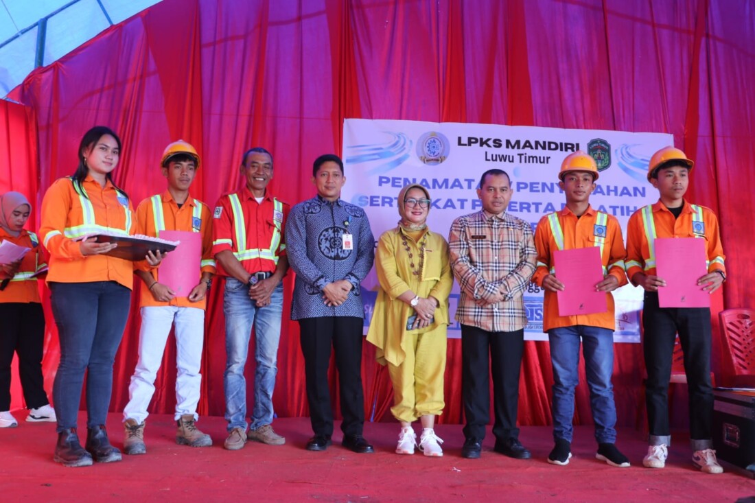 SERAHKAN PIAGAM -- Pjs Bupati Luwu Timur, Jayadi Nas menyerahkan Sertifikat dan Piagam Pemagangan Dalam Negeri Angkatan XIV Lembaga Pelatihan Kerja Swasta (LPKS) Mandiri, di Desa Wawondula, Kecamatan Towuti baru-baru ini. 
