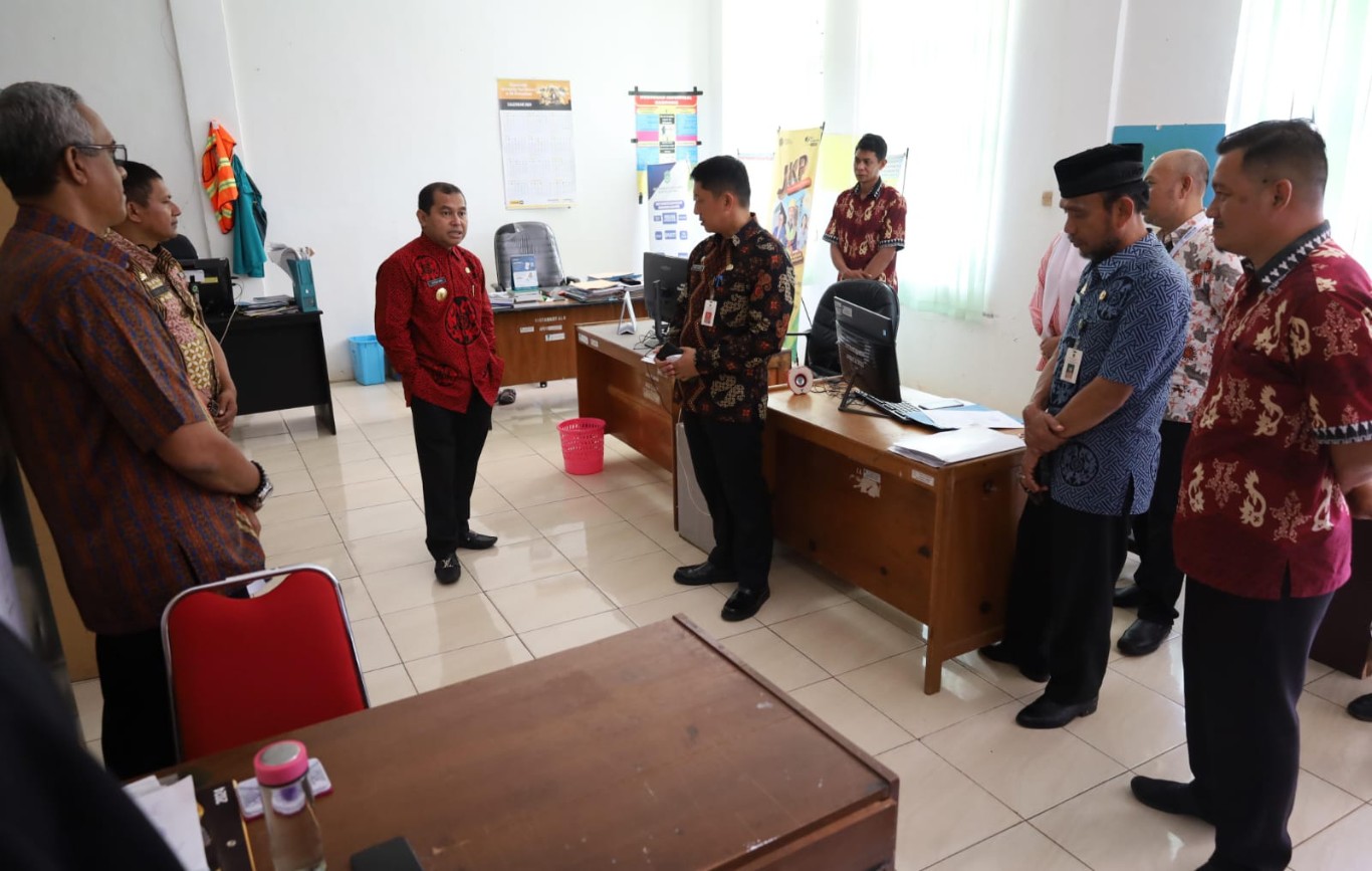 SIDAK -- Pjs Bupati Luwu Timur, Jayadi Nas melaksanakan Inspeksi Mendadak (Sidak) di Puskesmas Malili.  Sidak sebagai langkah memastikan kualitas pelayanan kesehatan di Kabupaten Luwu Timur tetap terjaga dengan baik. 
