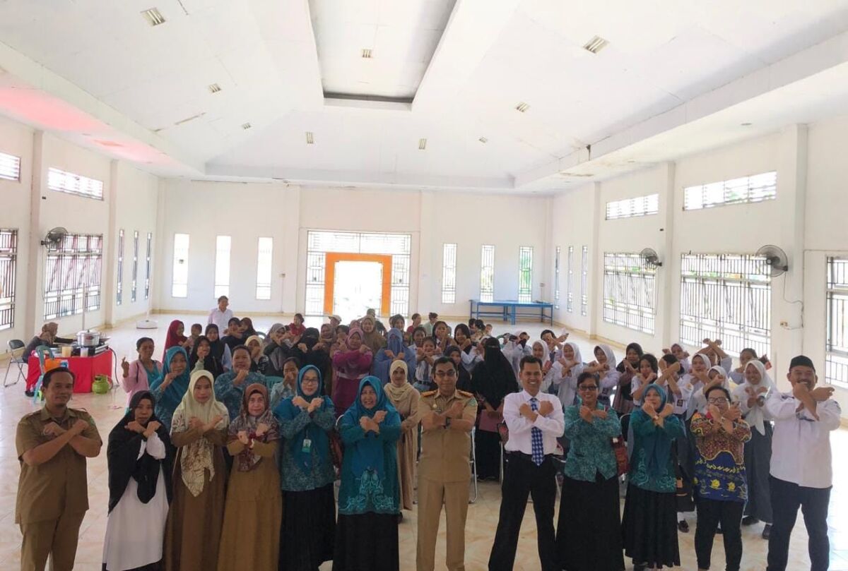 GEMARIKAN -- Dinas Perikanan menggelar sosialisasi Gemarikan guna meningkatkan konsumsi ikan dalam percepatan penurunan stunting dirangkai dengan pameran Produk Olahan Hasil Perikanan di Aula Kantor Kecamatan Angkona, Selasa (22/10).