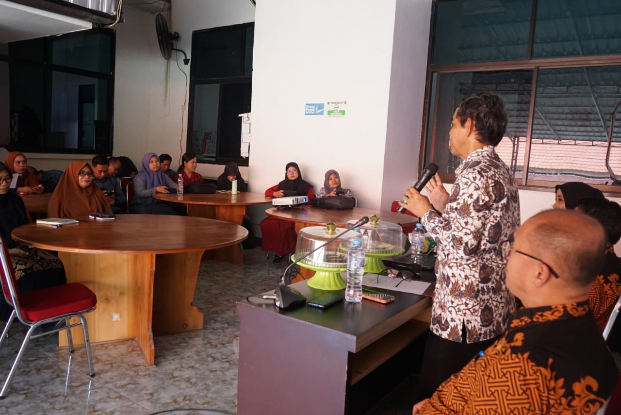 SOSIALISASI -- Staf Ahli Pembangunan Pemkab Luwu Timur Rapiuddin Thahir saat membuka kegiatan sosialisasi Sinergitas dan Kolaborasi Managemen Penetapan Akun dalam Perencanaan dan Penyusunan Anggaran Belanja Daerah (Si Mappadeceng) di Ruang Rapat BKAD Lutim, Jumat, (11/10).
