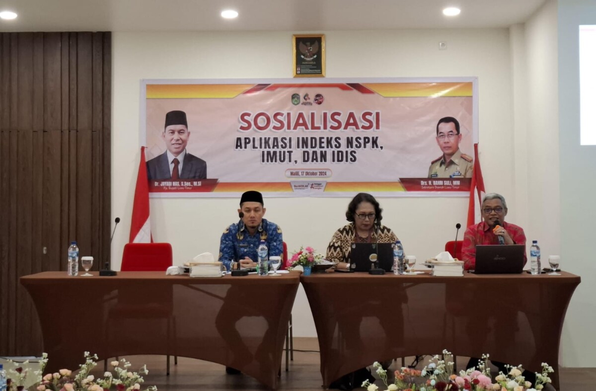 SOSIALISASI -- Asisten Administrasi Umum, Nursih Hariani mewakili Pjs Bupati Luwu Timur dan Kepala BKPSDM Kabupaten Luwu Timur Rosmiyati Alwy foto bersama usai membuka sosialisasi Aplikasi Indeks NSPK (Norma, Standard, Prosedur, & Kriteria), IMUT (Integrated Mutasi), IDIS (Integrated Disiplin) Manajemen ASN serta Netralitas ASN.

