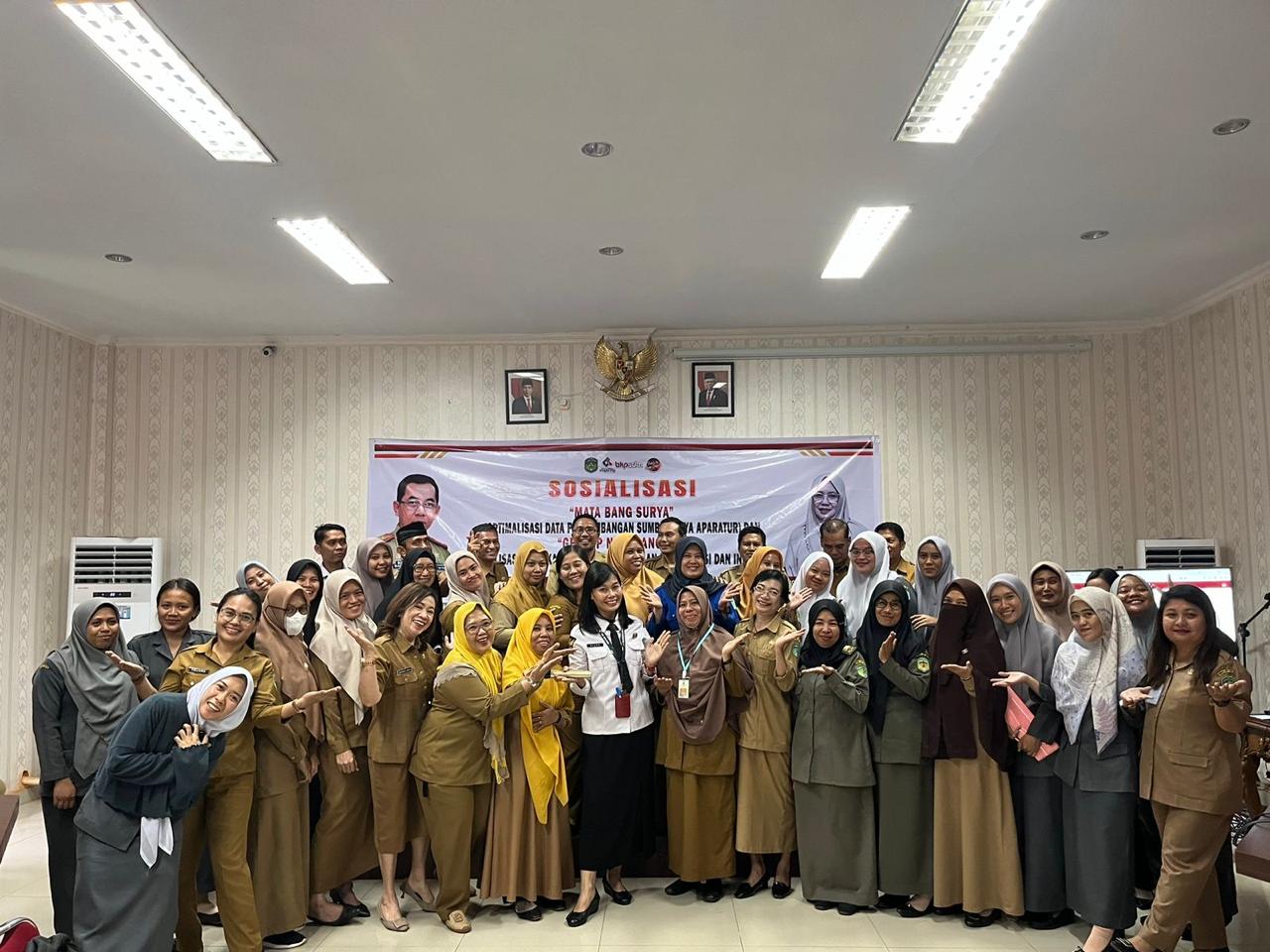 SOSIALISASI -- BKPSDM Kabupaten Luwu Timur menggelar sosialisasi Optimalisasi Data Pengembangan Sumber Daya Aparatur (Mata Bang Surya) dan Optimalisasi Kenaikan Pangkat ASN dengan Kolaborasi dan Integritas (Gercep Naik Pangkat) di Aula BKPSDM, Senin (7/10).
