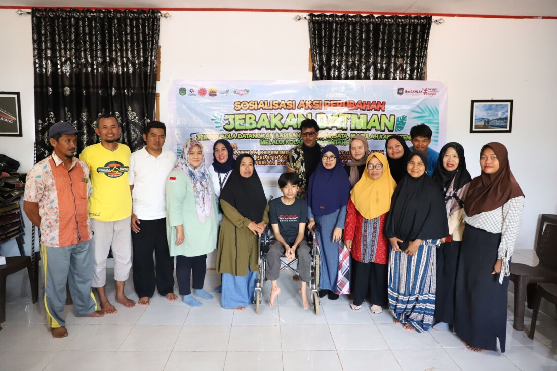 SOSIALISASI -- Reformer PKA menggelar sosialisasi Aksi Perubahan Jebakan Batman (Jemput Bola Datangkan arisan Pelaku Wisata, Majulah Kabupatenku) melalui Kolaborasi Pentahelix di Desa Wisata Matano Lutim, Sabtu (19/10).  