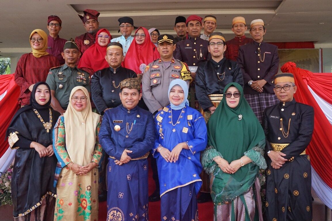 UPACARA -- Pjs Bupati Luwu Timur, Jayadi Nas memimpin upacara peringatan Hari Sumpah Pemuda (HSP) ke 96 yang dilaksanakan di Lapangan Merdeka, Kecamatan Malili, Senin (28/10).
