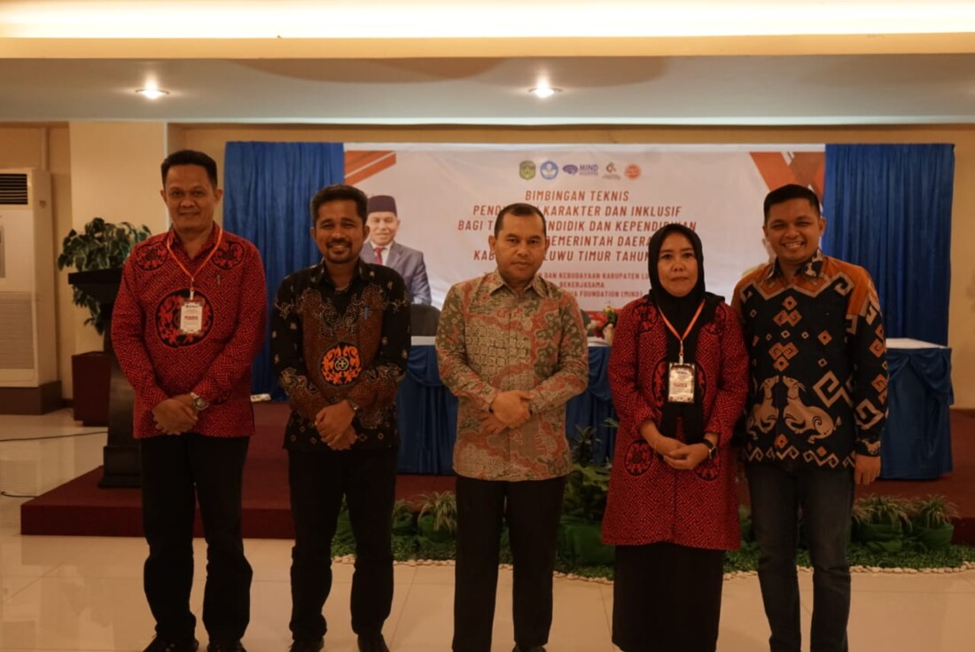 BIMTEK -- Pjs Bupati Luwu Timur, Jayadi Nas foto bersama usai membuka Bimtek Pendidikan Karakter dan Inklusif bagi Tenaga Pendidik dan Kependidikan lingkup Pemkab Lutim Tahun 2024, di Hotel Grand Asia Makassar baru-baru ini. 
