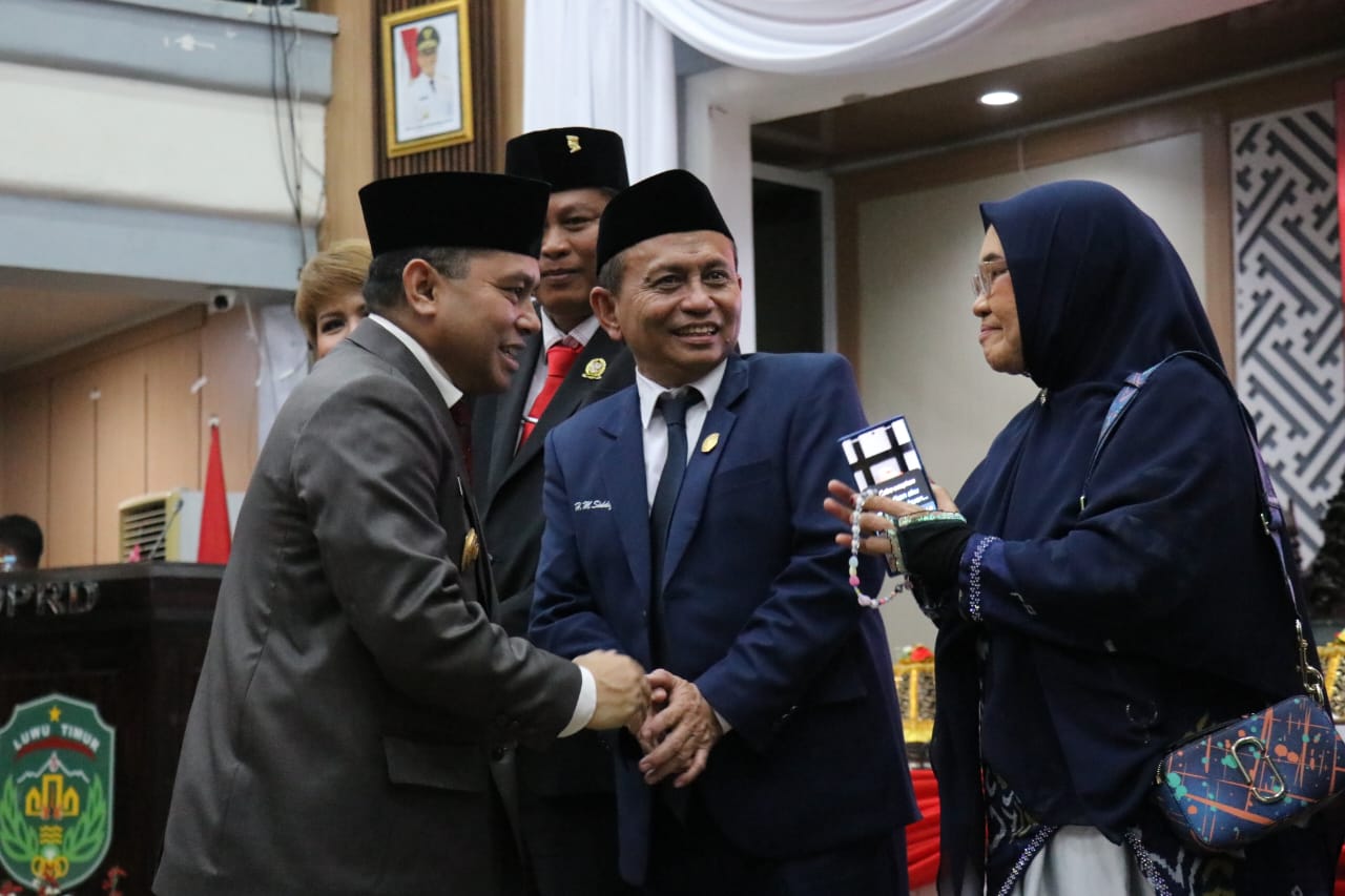 HADIR -- Pjs Bupati Luwu Timur Jayadi Nas menyalami unsur pimpinan DPRD yang baru selesai dilantik di Gedung DPRD Lutim bersama unsur Forkopimda di ruang rapat paripurna baru-baru ini. 
