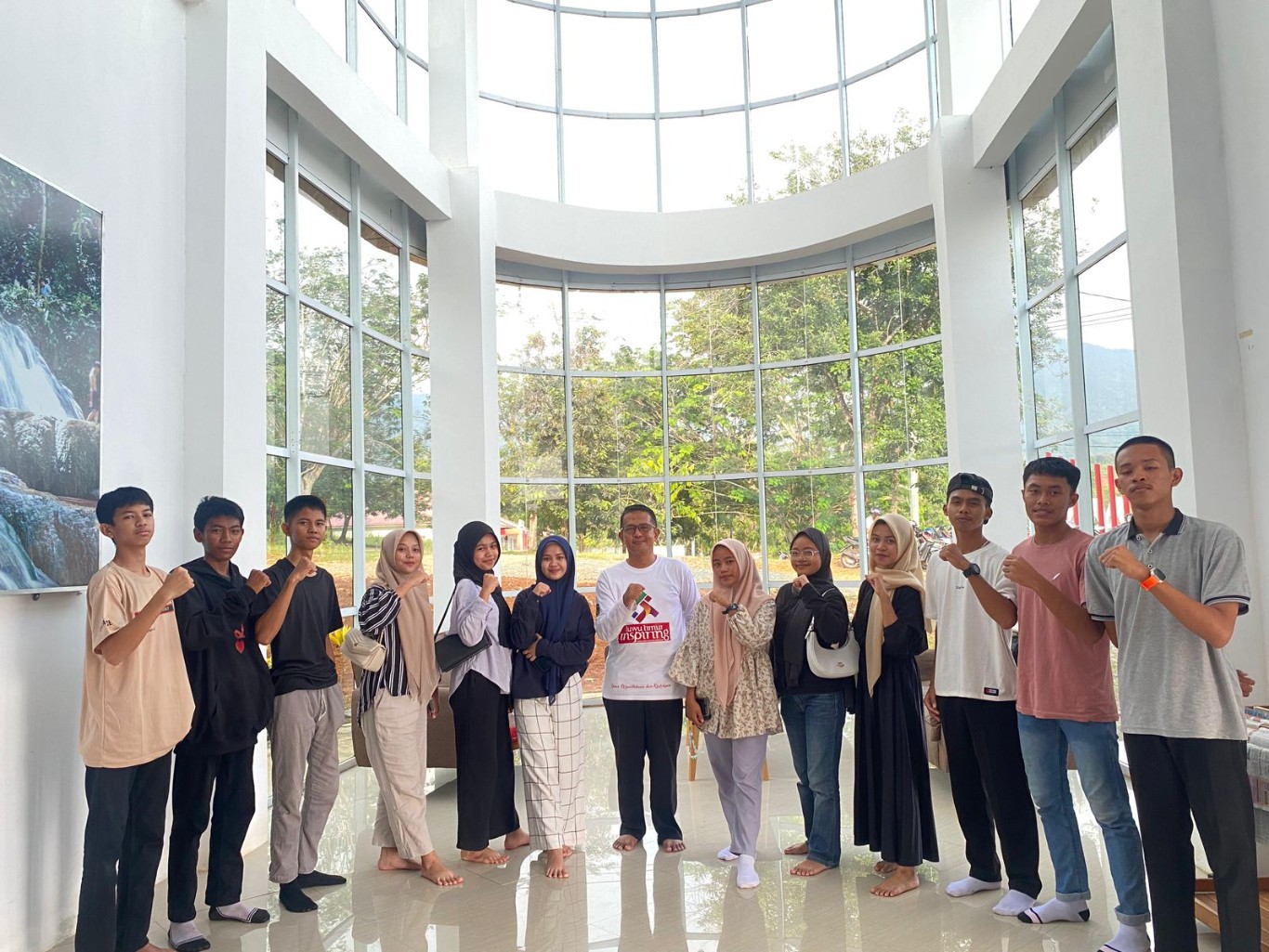 KUNJUNGAN -- DPK Kabupaten Luwu Timur menerima kunjungan SMAN 1 Luwu Timur dalam melaksanakan kegiatan tugas pemberitaan dengan tema Perpustakaan Digital di Perpustakaan Lutim, Malili baru-baru ini. 
