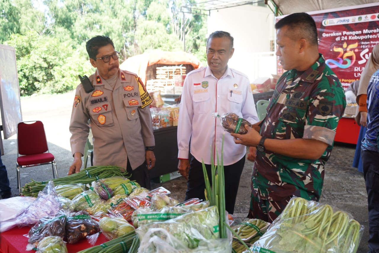 PANGAN MURAH -- Dinas Pertanian dan Ketahanan Pangan (DPKP) Pemkab Luwu Timur menggelar Gerakan Pangan Murah (GPM) serentak tahun 2024 yang dilaksanakan di halaman kantor DPKP Lutim, Rabu (16/10).

