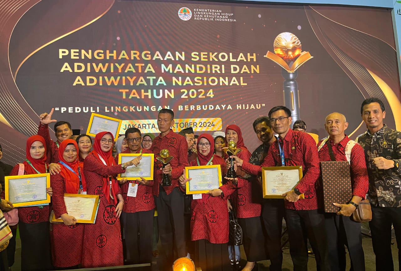 PENGHARGAAN -- Sebanyak tujuh sekolah di Kabupaten Luwu Timur berhasil menorehkan prestasi melalui penghargaan nasional di bidang Lingkungan Hidup Tahun 2024, yakni penghargaan Adiwiyata Mandiri dan Adiwiyata Nasional.