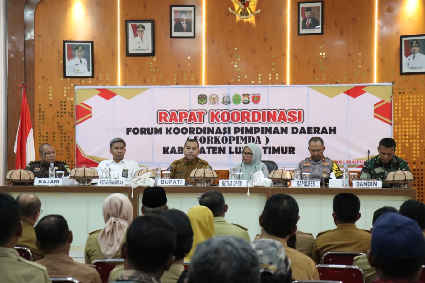 RAKOR -- Pjs Bupati Luwu Timur, Jayadi Nas memimpin Rakor dalam rangka menyambut Pilkada serentak pada November 2024 mendatang di Aula Rumah Jabatan Bupati Luwu Timur, Malili, Senin (30/9)
