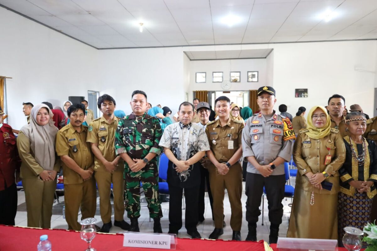 PIMPIN RAKOR -- Pjs Bupati Luwu Timur, Jayadi Nas foto bersama usai memimpin Rakor bersama Forkopimcam Wasuponda di Aula Kantor Camat Wasuponda, Selasa (22/10). Rakor membahas sejumlah isu strategis. 
