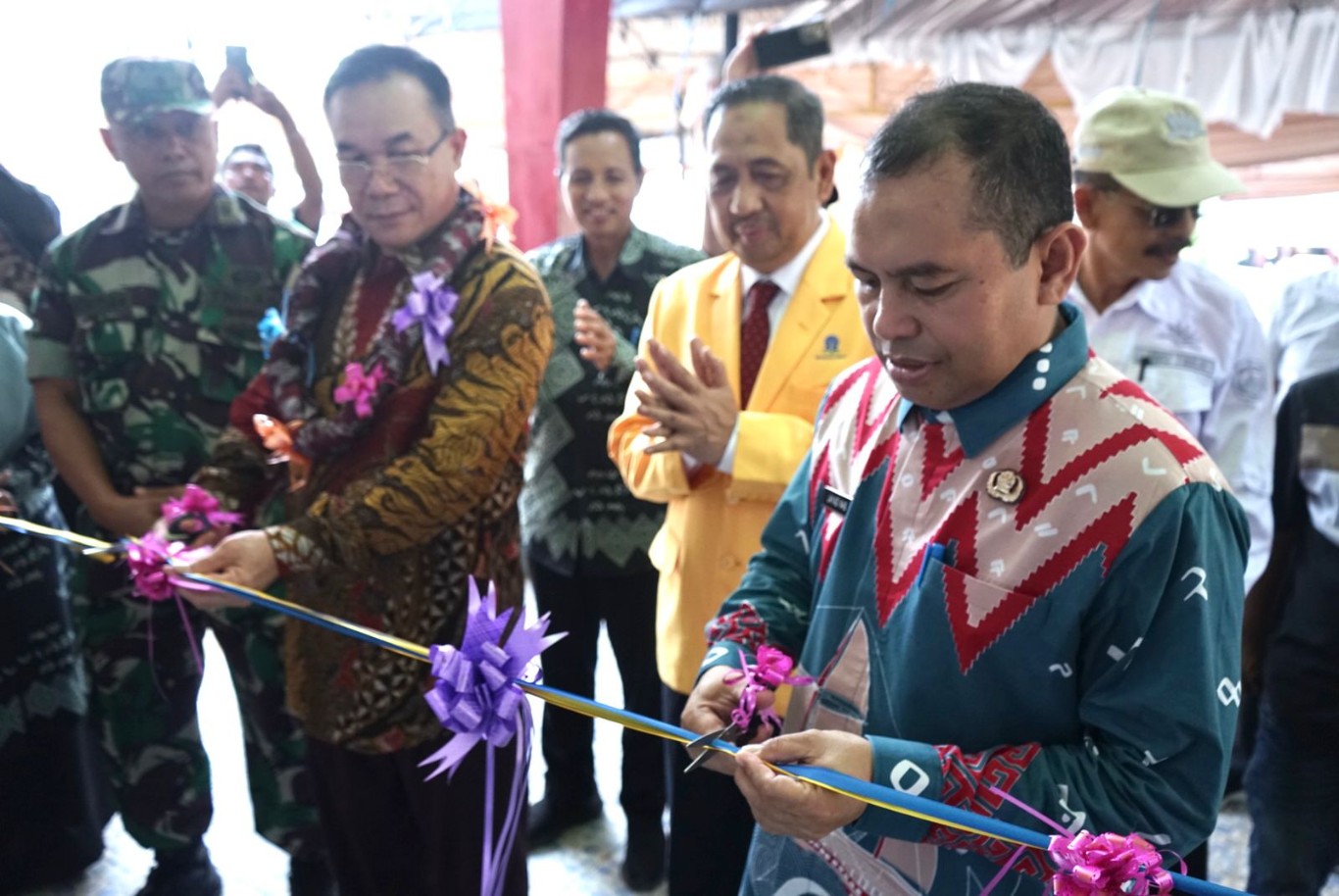 RESMIKAN -- Pjs Bupati Luwu Timur, Jayadi Nas meresmikan Salut Kabupaten Luwu Timur ditandai dengan pengguntingan pita dan penandatanganan perjanjian kerja sama serta piagam peresmian, di Kantor Salut Lutim, Puncak Indah, Malili, Sabtu (12/10). 

