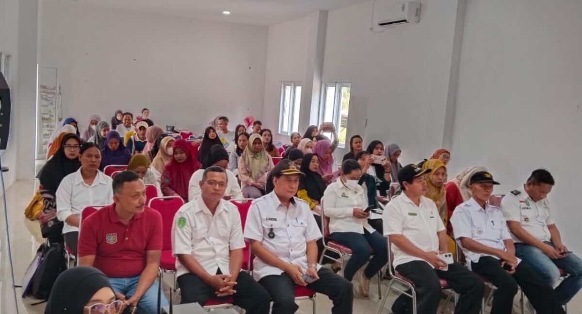 SOSIALISASI -- Asisten Administrasi Umum, Nursih Hariani resmi membuka sosialisasi akreditasi perpustakaan umum tingkat Kelurahan/Desa yang di Aula DPK Lutim, Rabu (23/10).