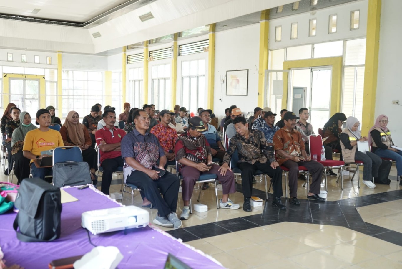 SOSIALISASI -- Dinas PUPR Kabupaten Luwu Timur melakukan sosialisasi dan pengenalan Aplikasi Sistem Informasi Manajemen Bangunan Gedung (SIMPG) di Desa Pattengko dan Aula Kantor Camat Tomoni Timur baru-baru ini. 
