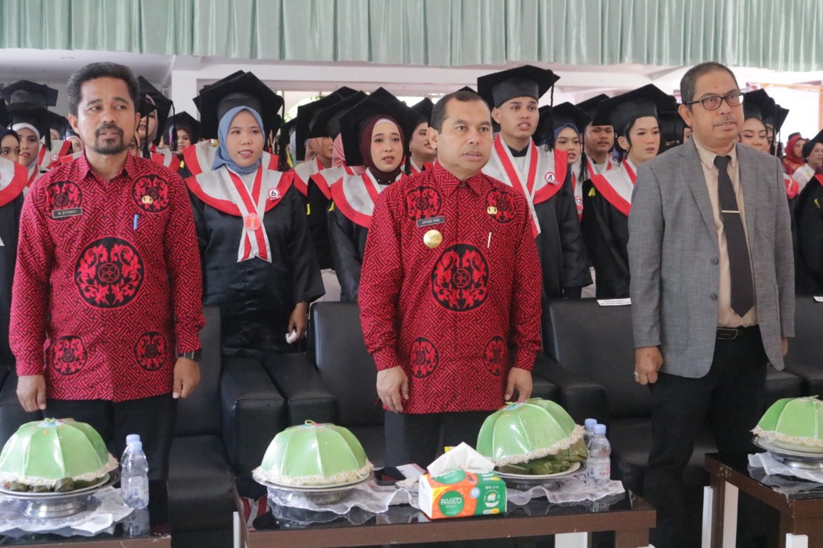 WISUDA -- Pjs Bupati Luwu Timur, Jayadi Nas menghadiri Rapat Senat Terbuka ke XIII dalam rangka wisuda Stikes Bataraguru Soroaka Tahun Akademik 2024/2025 di Gedung Wanita Simpurusiang Malili baru-baru ini. 
