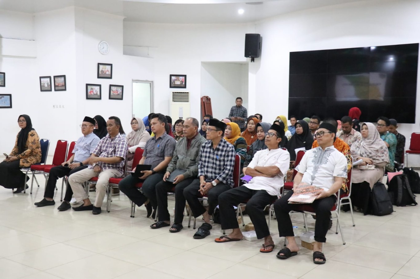 MONEV -- Pjs Ketua TP PKK Kabupaten Luwu Timur, Nasrah Jayadi Nas mendampingi tim SMEP dari TP PKK Provinsi Sulsel pada Lokus Pilot Project di Kantor TP PKK Lutim, Kecamatan Nuha dan Burau, Minggu (6/10)
