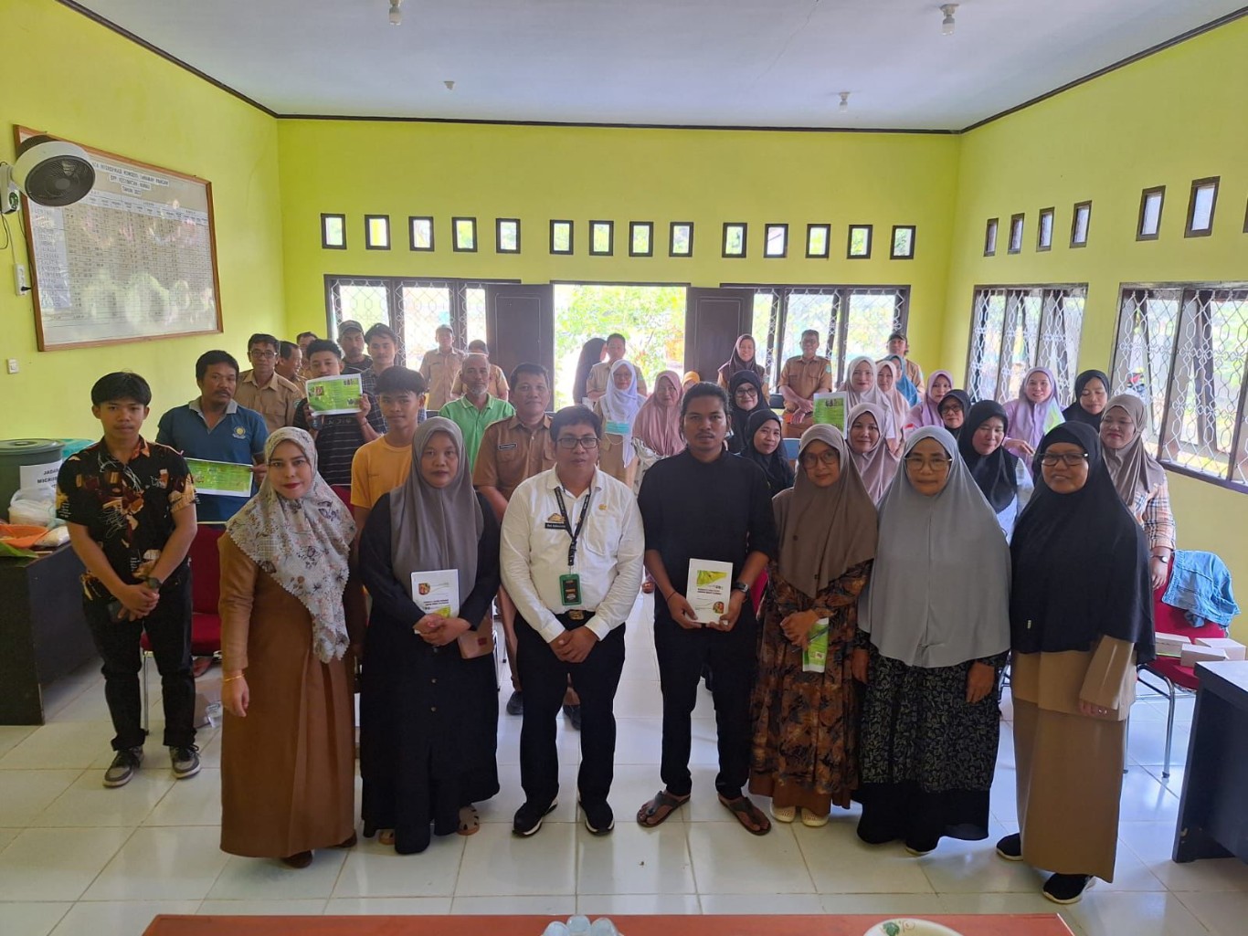 SOSIALISASI -- Reformer Kepala Bidang Tanaman Pangan dan Hortikultura, M Rahmatullah Azis melakukan sosialisasi Tani Smart di Aula Kantor Balai Penyuluhan Pertanian Kecamatan Burau baru-baru ini. 

