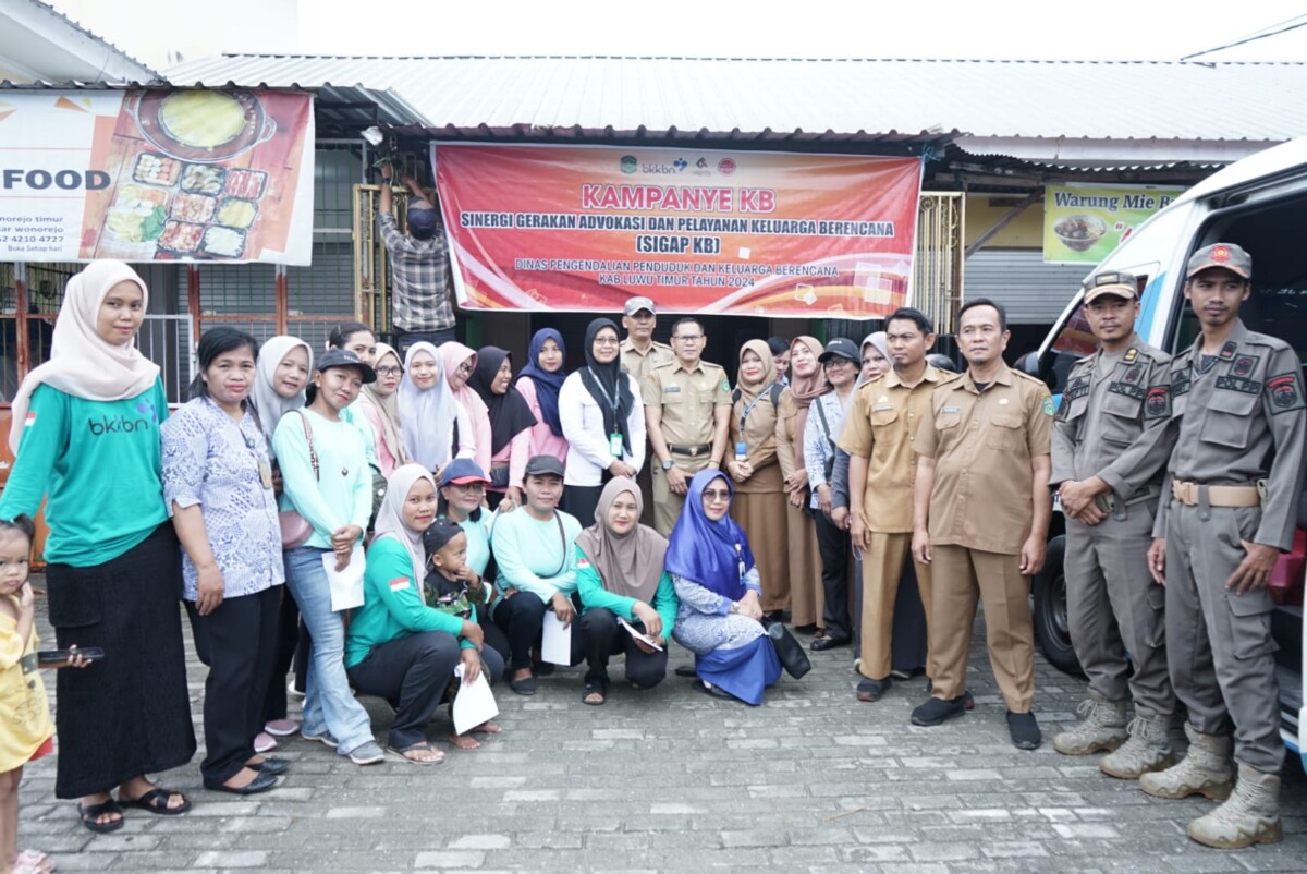 KAMPANYE -- Reformer PKA melakukan Kampanye Sinergi Gerakan Advokasi dan Pelayanan Keluarga Berencana (SIGAP KB) di Pasar Desa Wonorejo Timur, Kecamatan Mangkutana baru-baru ini. 
