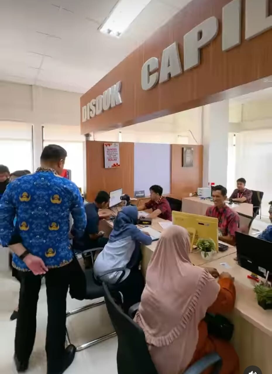 IST
MENINJAU -- Bupati Gowa, Adnan Purichta Ichsan saat meninjau aktivitas pelayanan di gedung MPP Gowa. 
