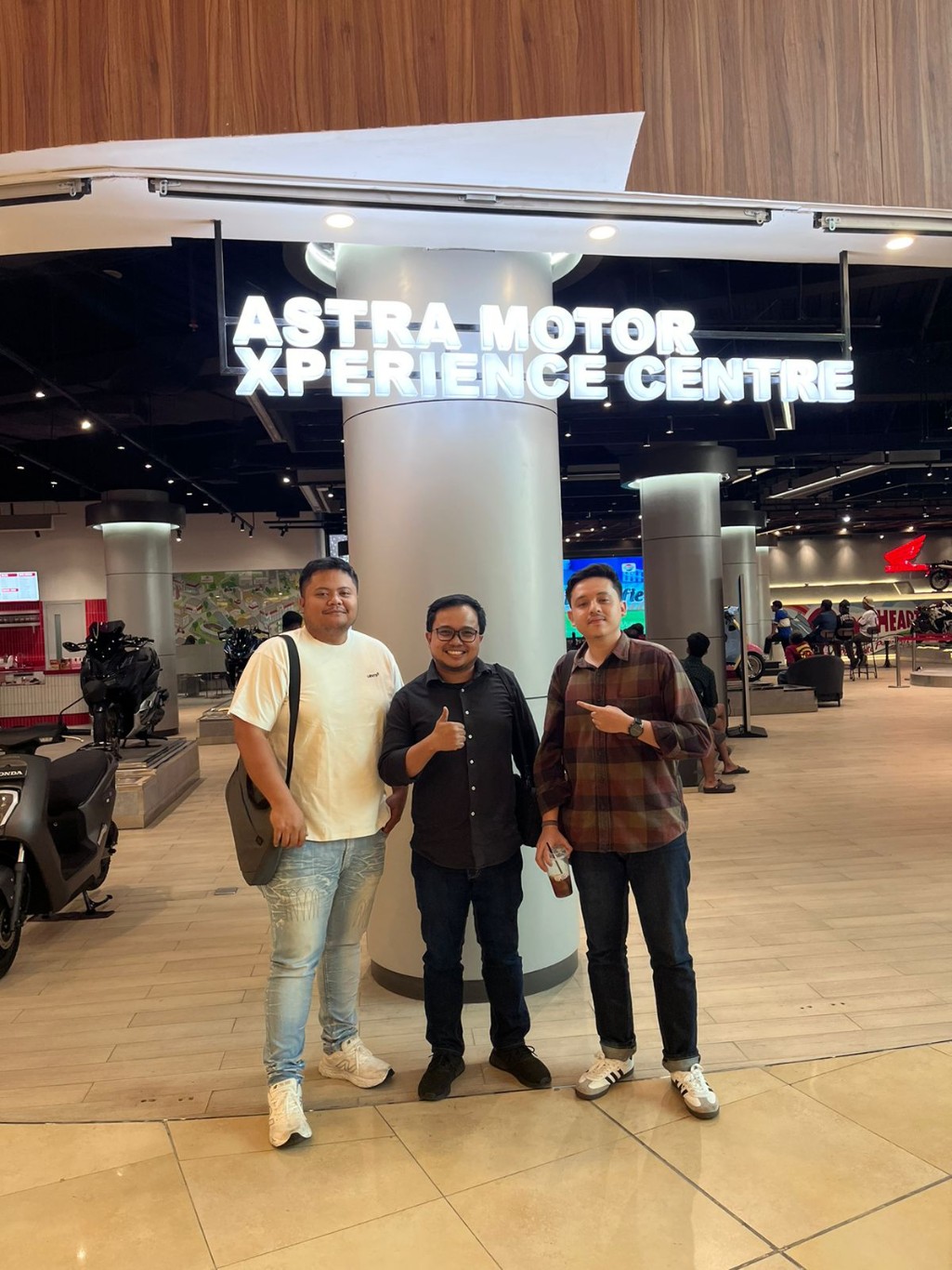 Supervisor Area Sales, Oging Adria Fitra Sakti (kiri) di area Astra Motor Xperience Centre.
