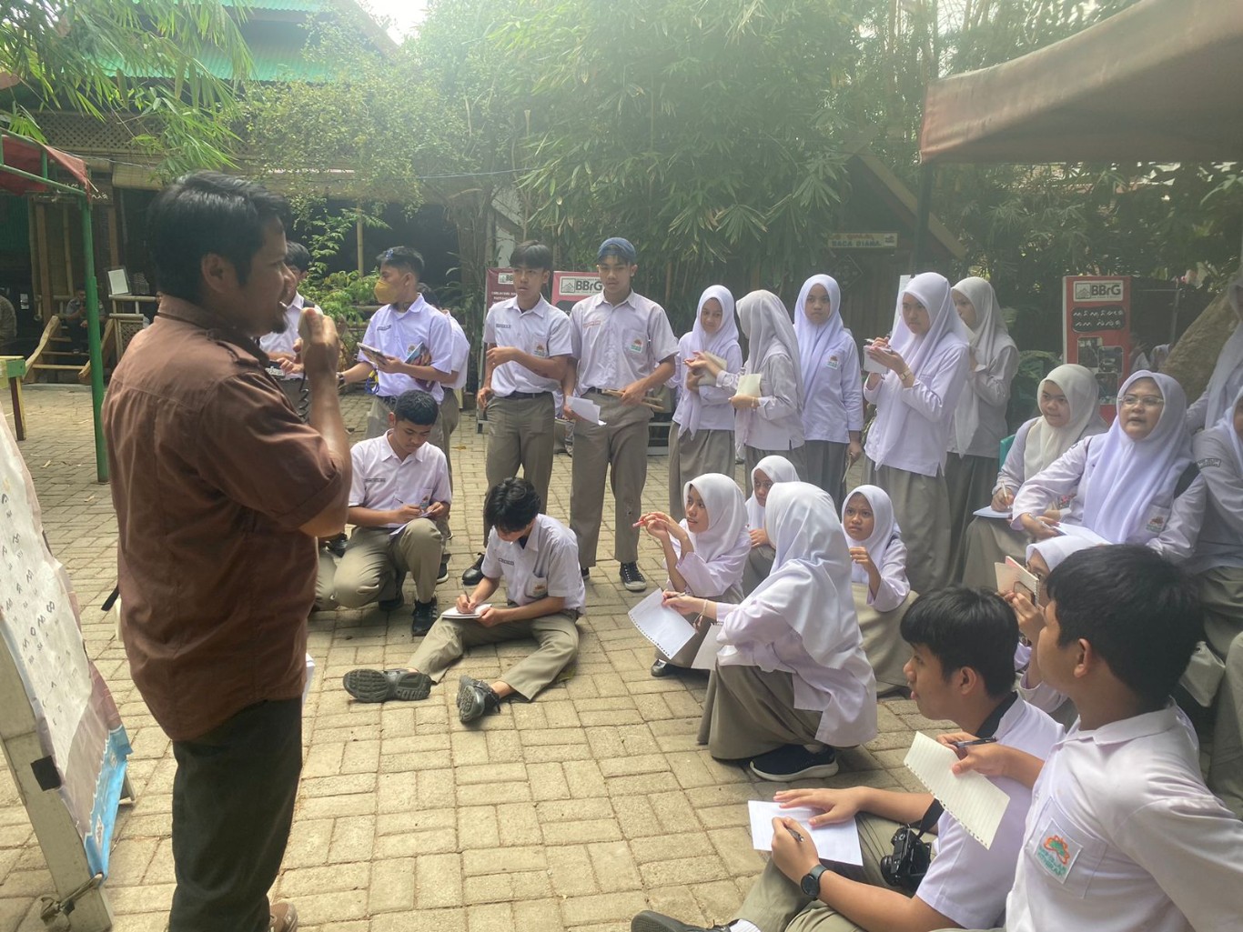OUTING CLASS -- Para siswa kelas 9 SMP Islam Athirah Makassar mendapatkan penjelasan saat melakukan outing class di Balla Barakka ri Galesong, Takalar.
