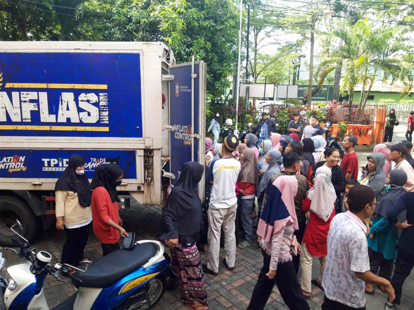 int
OPERASI-- Dinas Perdagangan  menjamin jika kemarau panjang saat ini di kota Makassar tidak mempengaruhi harga kebutuhan pokok di pasar.Hanya saja Pjs Wali Kota Makassar Andi Arwin Azis menekankan OPD untuk melakukan pasar pasar.Tampak BI bersama Pemkot Makassar mengelar pasar murah beberapa waktu lalu.
