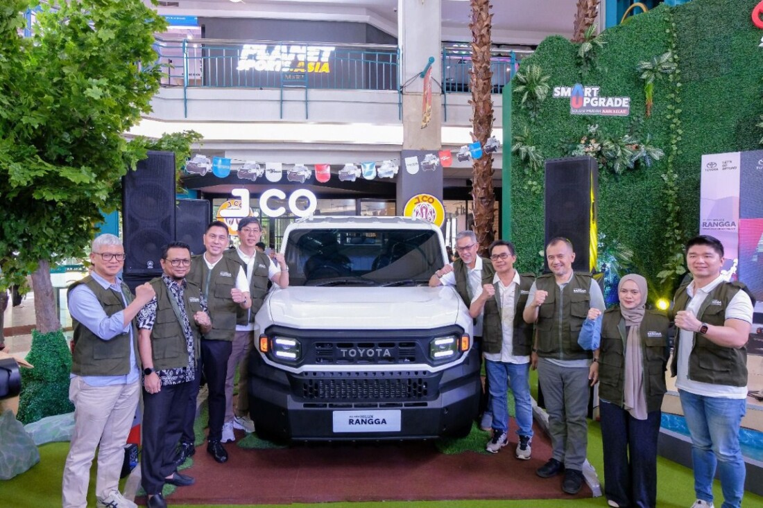 PELUNCURAN -- Top Manajemen KALLA dan Kalla Toyota bersama Top Manajemen Toyota Astra Motor saat melakukan peluncuran All New Hilux Rangga di MaRI Makassar.

