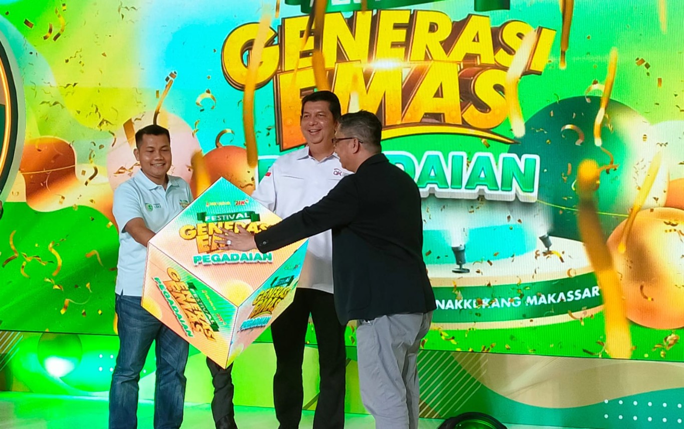 PEMBUKAAN -- Kepala OJK Sulsel dan Sulbar, Darwisman (tengah) didampingi Deputi Operasional Pegadaian Kanwil VI Makassar, Jainuddin (kiri) dan Deputy Bisnis PT Pegadaian Area Makassar 2, Boas, melakukan seremoni pembukaan Festival Generasi Emas Pegadaian, di Atrium Mall Panakkukang, Jumat-Minggu, 11-13 Oktober 2024.

