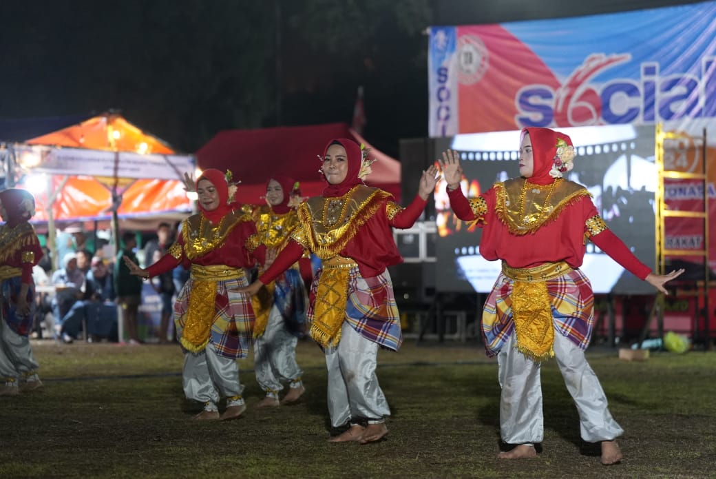 PEMBUKAAN -- Suasana pembukaan Social Fest 2024 dalam rangka memeriahkan HUT ke-56 PT Semen Tonasa, di Lapangan Sepakbola Tonasa 2, Desa Biring Ere, Kecamatan Bungoro, Kabupaten Pangkep.
