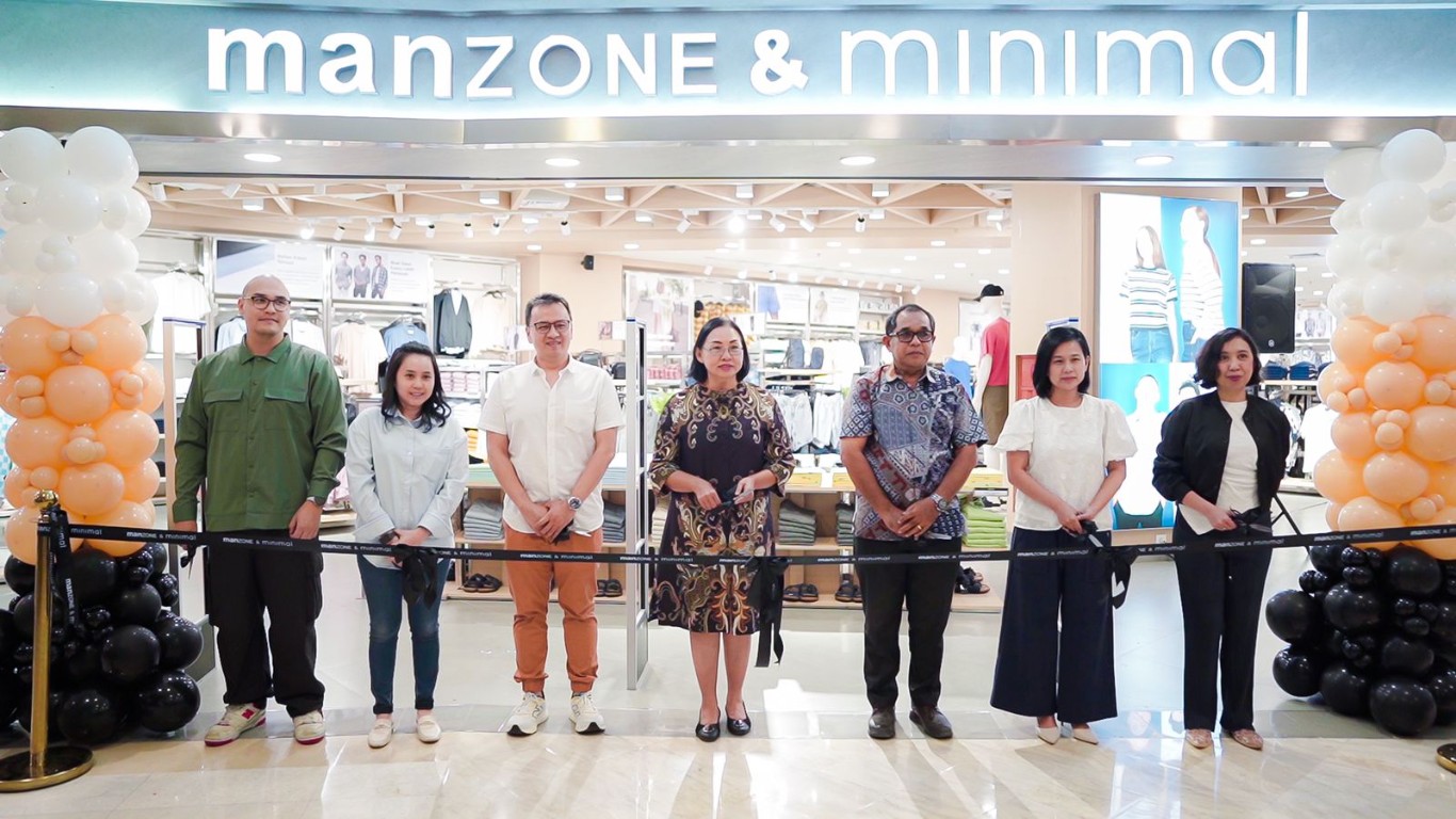 PEMBUKAAN -- Prosesi pembukaan secara resmi Toko Manzone & Minimal yang ditandai dengan melakukan pengguntingan pita oleh pihak manajemen.
