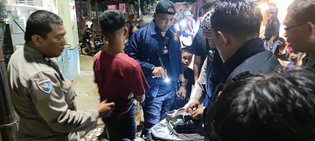 PEMERIKSAAN -- Personel Polsek Panakkukang sedang melakukan pemeriksaan terhadap sekelompok pemuda yang terjaring patroli KRYD.
