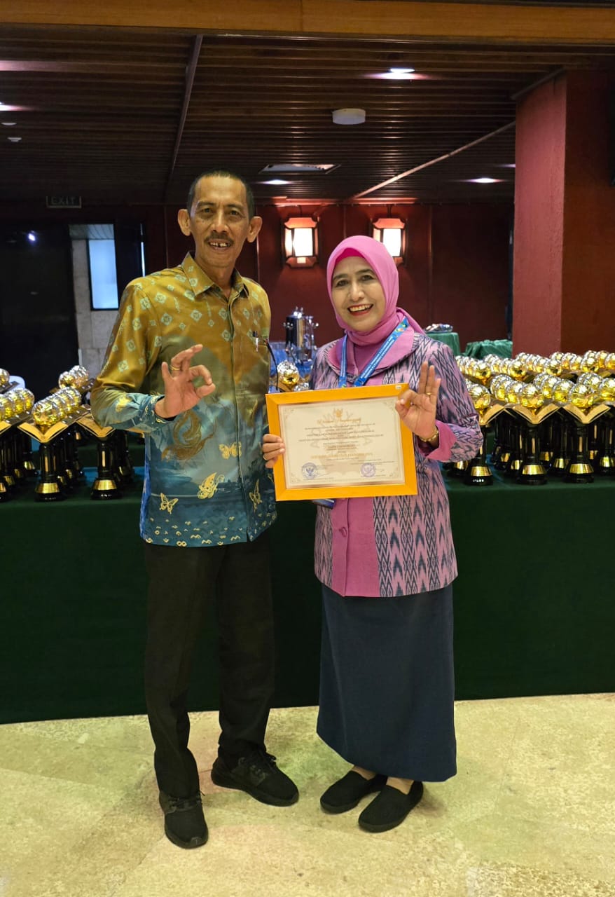 PENGHARGAAN -- Kepala SD Inpres 103 Hasanuddin, Hj Nurwahida bersama Kepala Dinas Pendidikan dan Kebudayaan Kabupaten Maros, Andi Patiroi saat menerima penghargaan Adiwiyata Mandiri, di Gedung Manggala Wanabakti, KLHK, Jakarta Pusat, Rabu (2/10).
