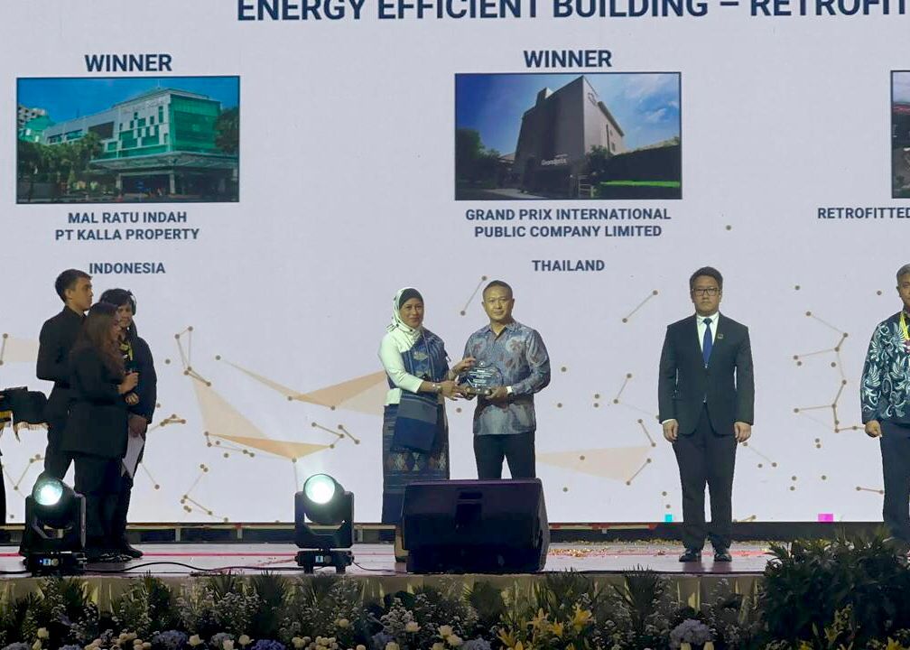 PENGHARGAAN -- Chief Executive Officer KALLA Land & Property, Ricky Theodores, saat menerima penghargaan dari ASEAN Center For Energy (ACE), di Vientiane, Laos, Jumat malam (27/9)

