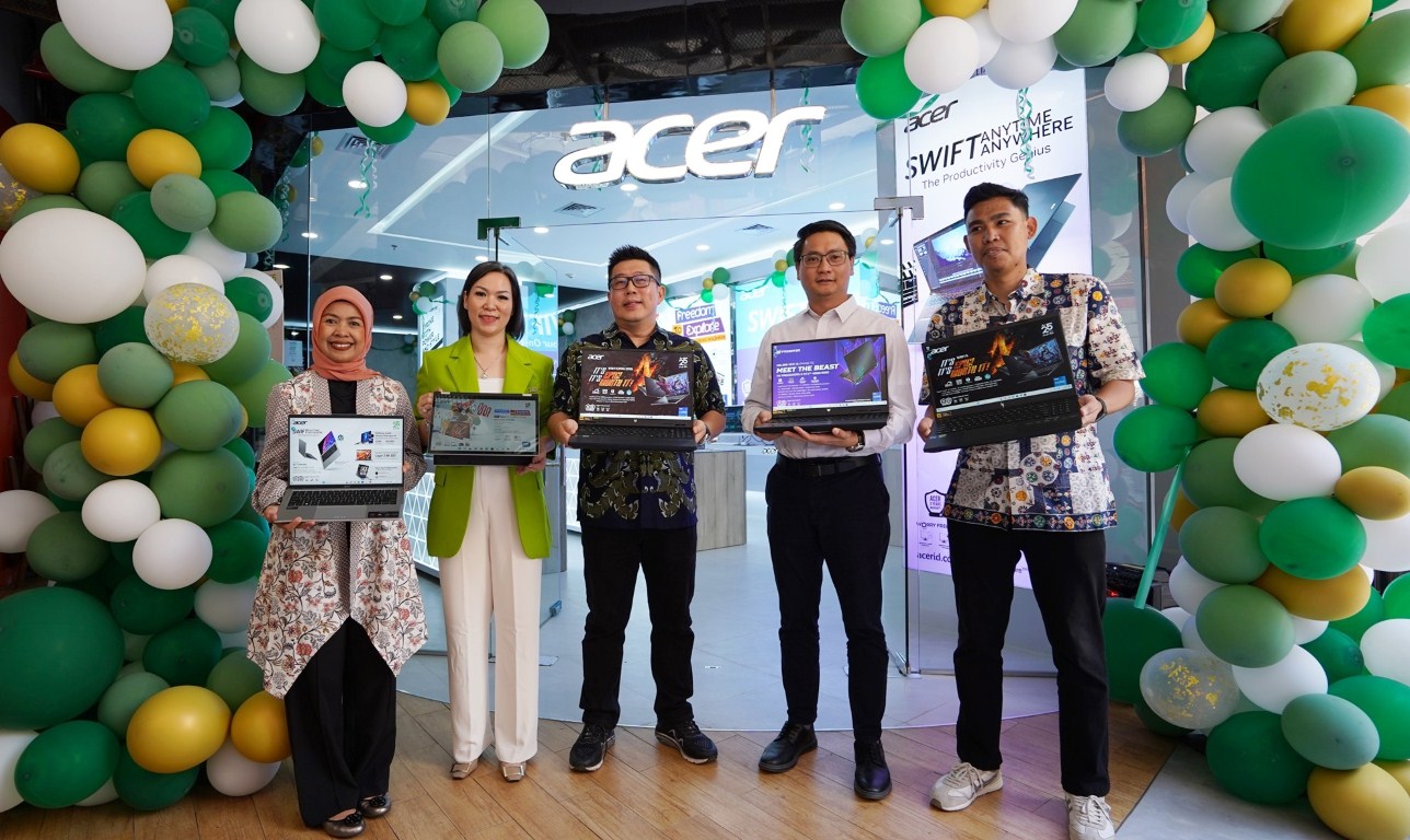 GRAND OPENING -- Consumer Sales Director Acer Indonesia, Nino Wirawan (dua dari kanan), Direktur PT Alvatech, Wanny Widjaja (dua dari kiri), dan Sales & Marketing General Manager KALLA Land & Property, Rasmila Sari Suaib (kiri), menunjukkan seri terbaru dari laptop dan gaming Acer saat grand opening Acer Exclusive Store di Nipah Park Makassar, Rabu (2/10).
