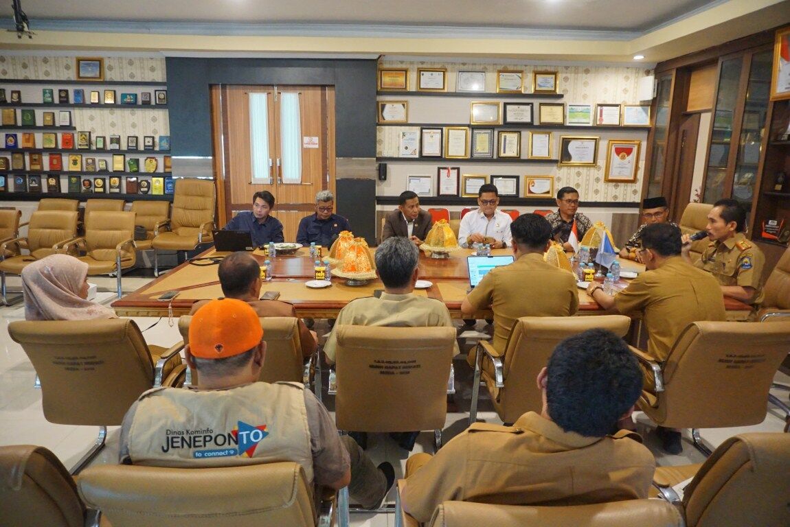 PERTEMUAN -- Suasana pertemuan antara jajaran pejabat Pemkab Jeneponto dengan manajemen PT Karmitech untuk membahas rencana pembangunan PLTS.

