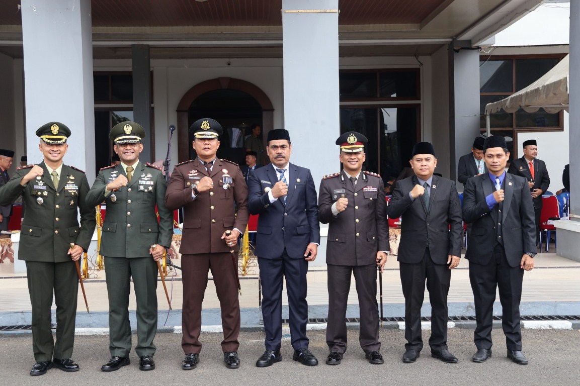 UPACARA -- Pemkab Pinrang menggelar upacara peringatan Hari Kesaktian Pancasila Tahun 2024 di Halaman Kantor Bupati Pinrang, Selasa (1/10). Pj Bupati Pinrang, H Ahmadi Akil foto bersama usai memimpin upacara.
