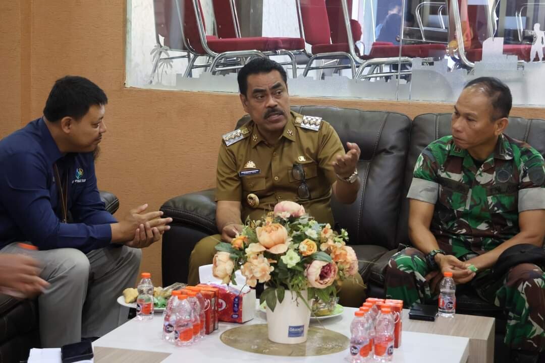 TERBAIK -- Pj Bupati Pinrang, H Ahmadi Akil berdialog dengan Kepala BPS Kabupaten Pinrang, Joko Siswanto sesaat sebelum menyerahkan hasil EPSS Tahun 2024 di The Lounge Jendela Lasinrang, Dinas Komunikasi, Informatika, dan Persandian (Kominfosandi) Kabupaten Pinrang, Senin (21/10).
