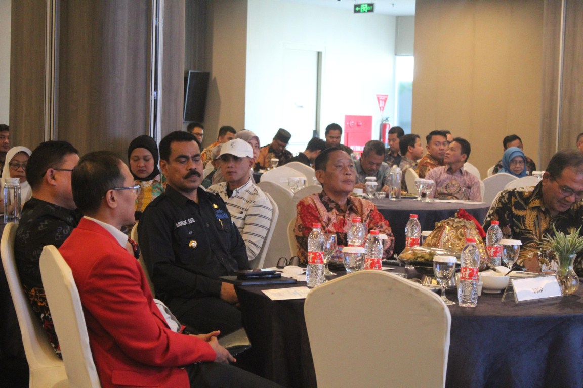 INVESTMENT -- Pj Bupati Pinrang H Ahmadi Akil saat menghadiri kegiatan Pinrang Investment Forum tahun 2024 yang digelar Dinas PMPTSP Pemkab Pinrang di Mercure Nexa Hotel, Makassar, Kamis (10/10).
