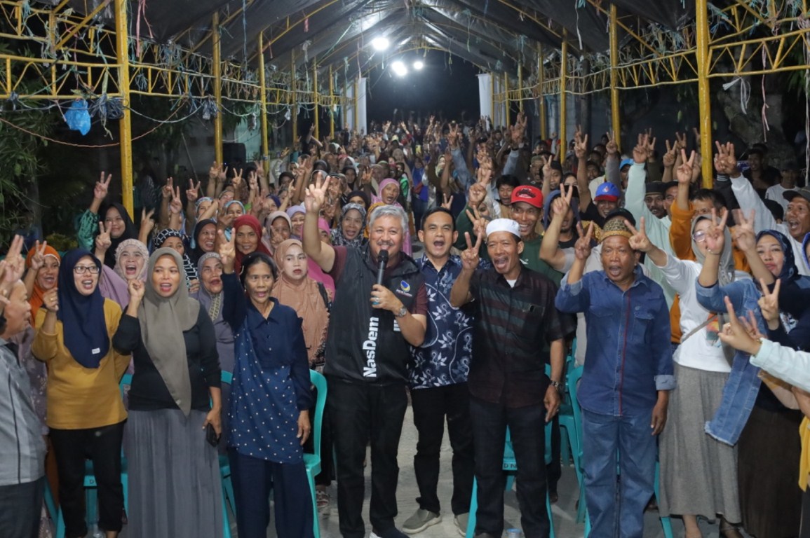 KAMPANYE -- Paslon Bupati dan Wabup Pinrang, H Andi Irwan Hamid dan Sudirman Bungi menggelar kampanye terbatas, silaturrahmi, dan temu kangen di Bua-bua, Kelurahan Siparappe, Kecamatan Watang Sawitto, Kabupaten Pinrang, Kamis (3/10) malam. Hadir mantan Bupati Pinrang Andi Aslam Patonangi.

