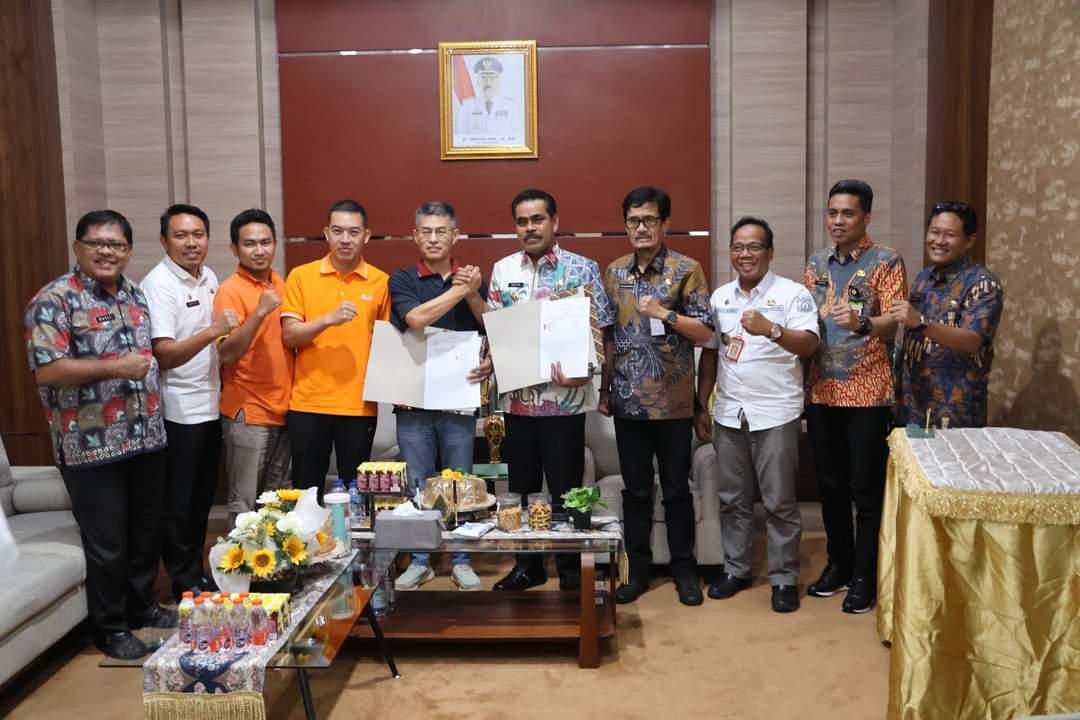 KERJASAMA -- Pemkab Pinrang resmi menjalin kerja sama PT BLG dalam pengembangan potensi rumput laut di Kabupaten Pinrang. Kedua belah pihak menandatangani kerja sama di ruang kerja Bupati Pinrang, Rabu (2/10).