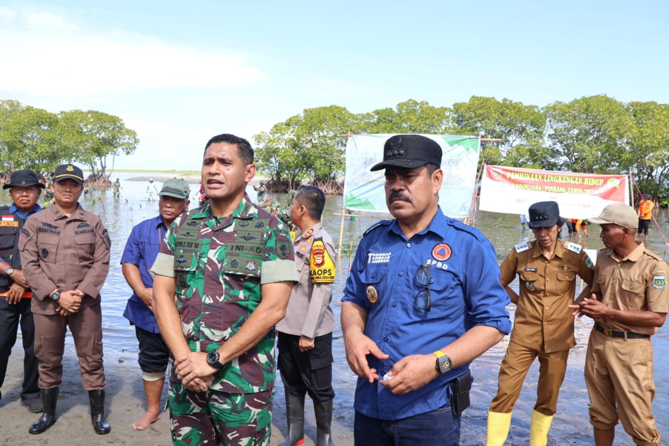 TANAM MANGROVE -- Pj Bupati Pinrang, H Ahmadi Akil bersama unsur Forkopimda Kabupaten Pinrang melaksanakan penanaman mangrove di pesisir pantai Desa Paria, Kecamatan Duampanua, Selasa (15/10).

